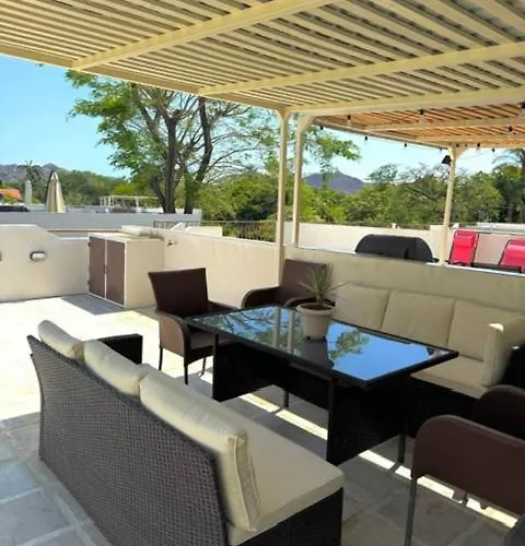 Tropical 2nd Floor With Rooftop *