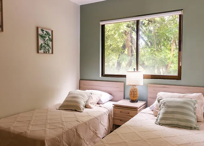 Tropical 2nd Floor With Rooftop *