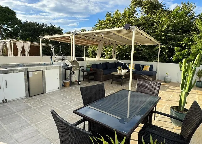Hébergement de vacances Tropical 2nd Floor With Rooftop Coco